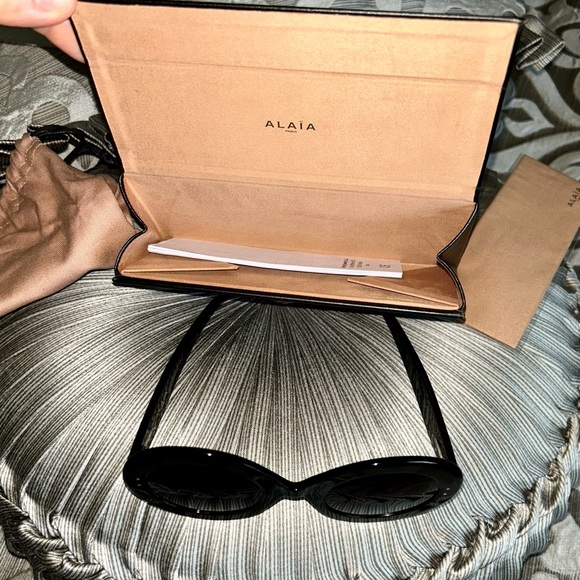 100% Authentic Azzedine Alaïa Round Black Sunglasses, New, $610. - Picture 10 of 14